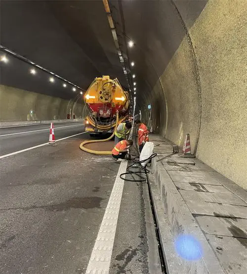 汉南隧道排水渠清淤